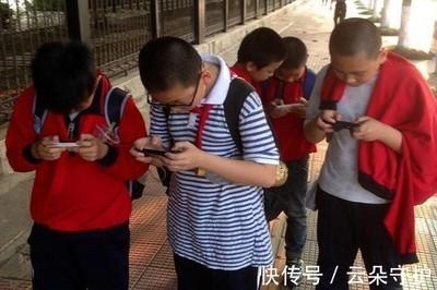 初中生玩手机不上学怎么办