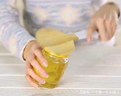 为啥罐头拍瓶底更容易打开？