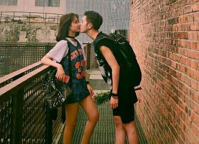 已婚异性同学对自己表现暧昧怎么办