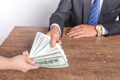 公司拖欠工资不给发怎么办