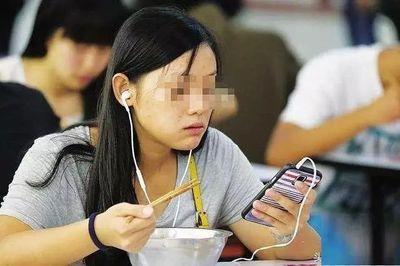 边吃饭边看电视有哪些坏处