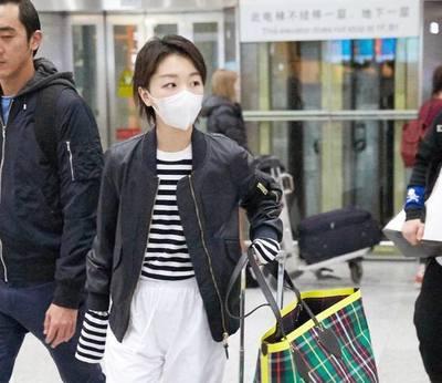 周冬雨&rdquo;飞机场&ldquo;被调侃：平胸女如何摆正心态？