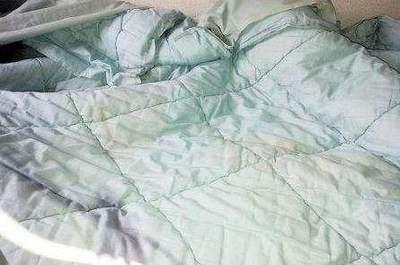 床单有黑色霉点怎么去除？