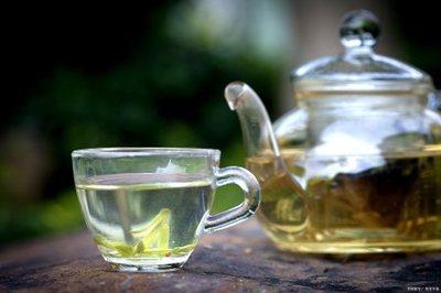 每天渴了只喝茶叶水，长期下来会怎样？