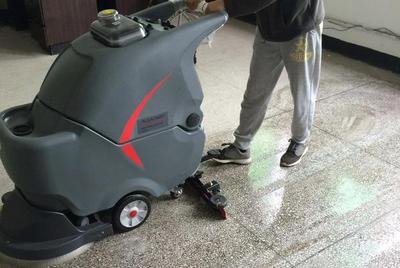 如何用洗地机清理大理石地面？