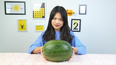 吃瓜群众告诉你挑选西瓜的小窍门。