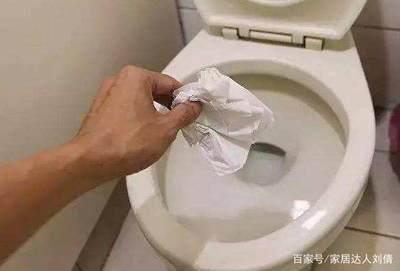卫生纸用完应该扔进厕所还是垃圾桶？