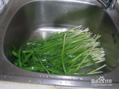 老年人怎样用刀切韭菜均匀段