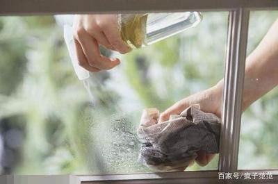 擦玻璃又快又干净的小窍门 擦玻璃又快又干净的小窍门