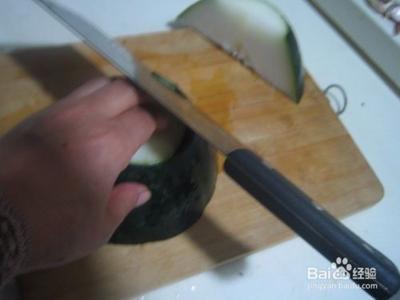 老年人怎样用刀将半圆弧形冬瓜去皮