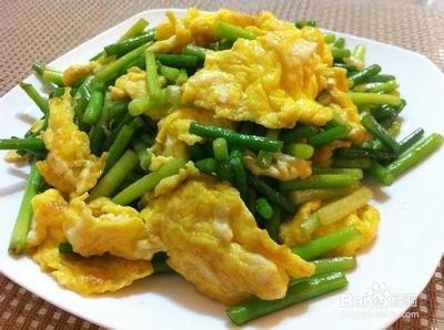 如何制作美味蒜薹炒鸡蛋