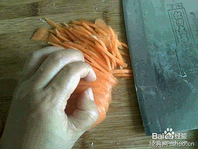 老年人怎样用刀来练习切胡萝卜条
