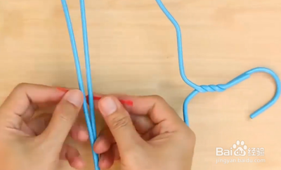 如何用衣架稳定的晒枕头