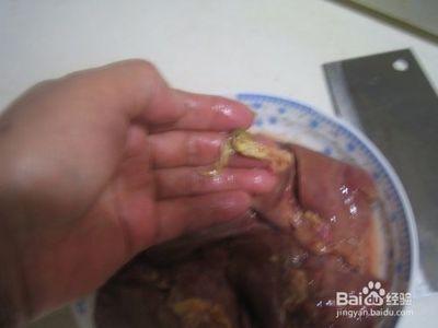老年人怎样用刀去生鸡肝上的苦胆