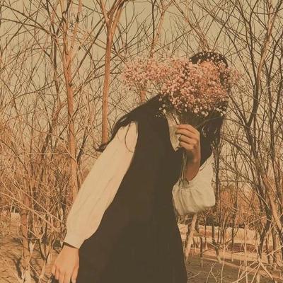 捧花的女生QQ头像