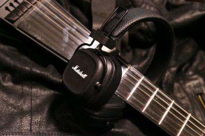 如何让电脑插入音频线后,本身音响和音频线输出同时有声音?