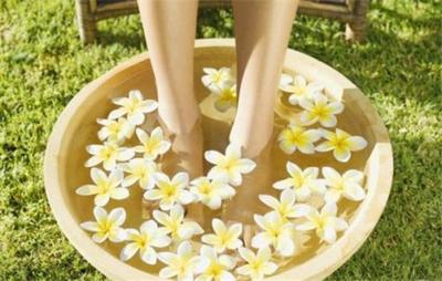 三伏天泡脚可以驱寒吗？用什么泡脚可以驱寒？