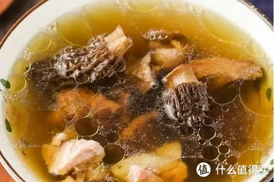 草果煲汤要拍破吗 草果煲汤会使汤变黑