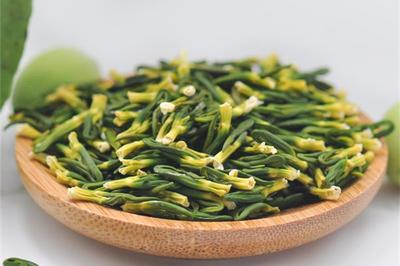 莲子心可以跟菊花一起泡吗 莲子心可以跟金银花一起泡水吗 莲子心可以跟菊花一起泡吗 莲子心可以跟金银花一起泡水吗