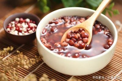 红豆要泡多久才能煮 红豆煮出来的水是黑色怎么回事 红豆要泡多久才能煮 红豆煮出来的水是黑色怎么回事