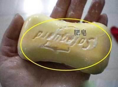 夏天洗澡用香皂好还是沐浴露好 夏天洗澡用浴盐好吗