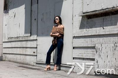 牛仔喇叭裤怎么搭配上衣和鞋子 牛仔喇叭裤怎么搭配上衣和鞋子