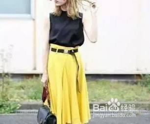 黑色上衣搭配什么下身 黑色上衣搭配什么下身