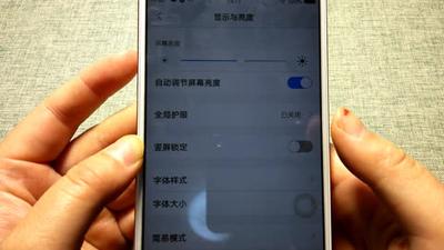 手机亮度无缘无故变暗怎么回事