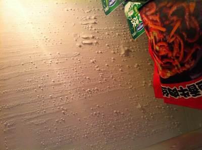 冰箱里面结冰外面发烫正常吗 冰箱里面结冰外面发烫原因分析