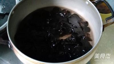 煮熟了的木耳第二天还能吃吗 木耳炒之前要焯水吗