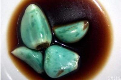 糖醋蒜刚腌了两天就变绿了为什么 糖醋蒜变绿色有毒吗