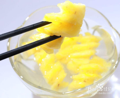 菠萝榨汁要用盐水泡吗 菠萝榨汁用盐水泡的好处 菠萝榨汁要用盐水泡吗 菠萝榨汁用盐水泡的好处