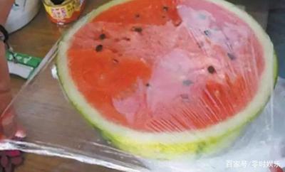 西瓜从冰箱拿出来多久可以吃 西瓜放冰箱该不该用保鲜膜 西瓜从冰箱拿出来多久可以吃 西瓜放冰箱该不该用保鲜膜