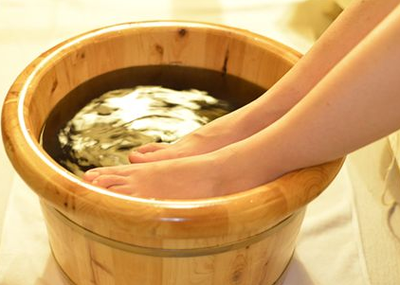 泡脚出了一身汗是湿气太重了吗 泡脚出了一身汗后多久可以洗澡