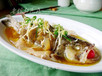 清蒸鲈鱼水开蒸几分钟 怎么判断鲈鱼蒸没蒸熟