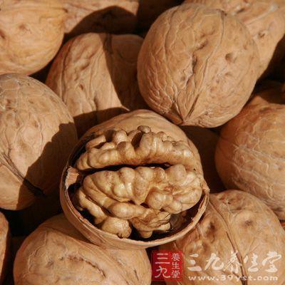 男人经常吃核桃的好处 核桃是吃新鲜的好还是干的好