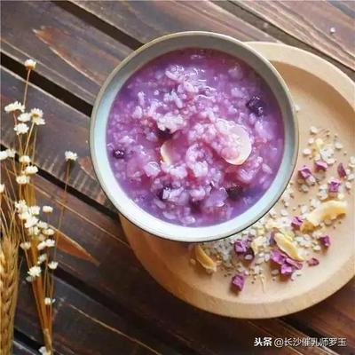 茯苓可以和红枣桂圆同吃吗 茯苓红枣桂圆粥有哪些功效 茯苓可以和红枣桂圆同吃吗 茯苓红枣桂圆粥有哪些功效