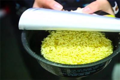 泡面桶能用微波炉加热吗 泡面桶能放在电磁炉上吗