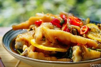 柠檬鸡爪泡多久可以吃 自己做的柠檬鸡爪可以放冰箱几天 柠檬鸡爪泡多久可以吃 自己做的柠檬鸡爪可以放冰箱几天